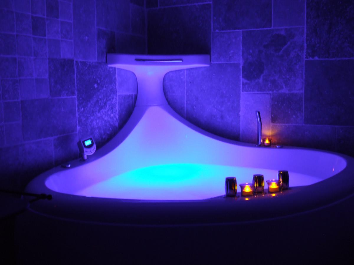 Salle De Bain Avec Jacuzzi Et Douche : Suite romantique avec jacuzzi privatif et douche balnéo, Plan d … Salle De Bain Avec Jacuzzi Et Douche : Suite romantique avec jacuzzi privatif et douche balnéo, Plan d …