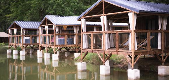 Cabane avec spa privatif au bord du lac, Gers