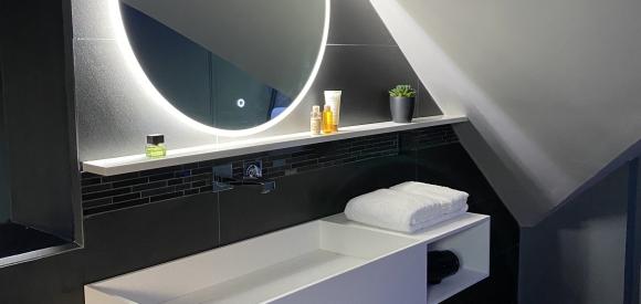 Suite de luxe avec pièce cachée coquine et bain balnéothérapie à moins d'une heure de Paris, Normandie