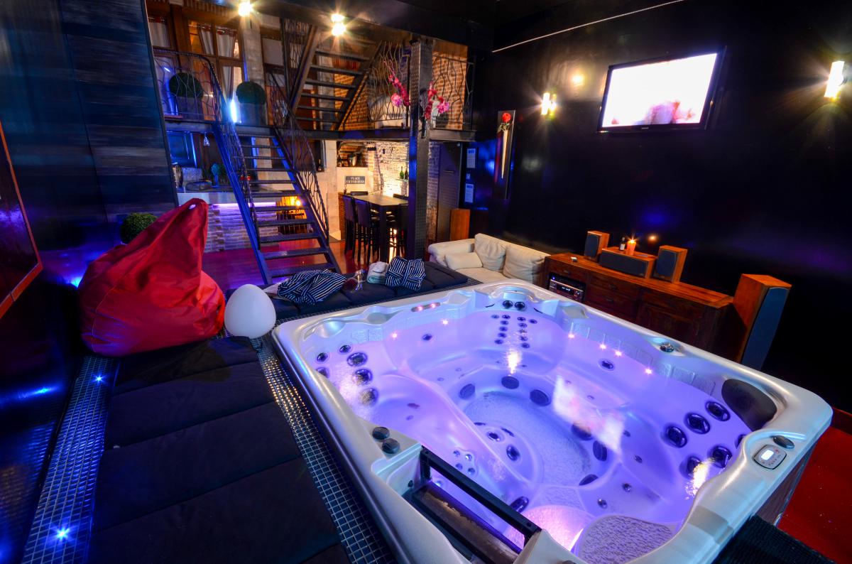 Louer chambre romantique à Lille avec jacuzzi, hammam