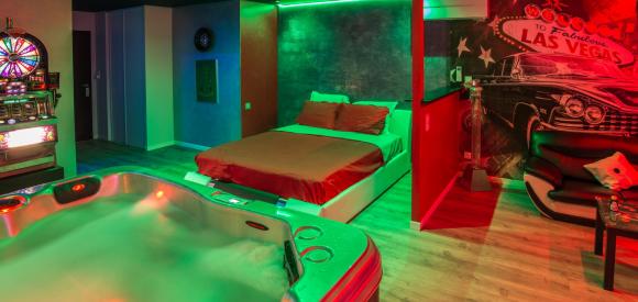 Loft ambiance Las Vegas avec jacuzzi et sauna privatif, proche Belfort