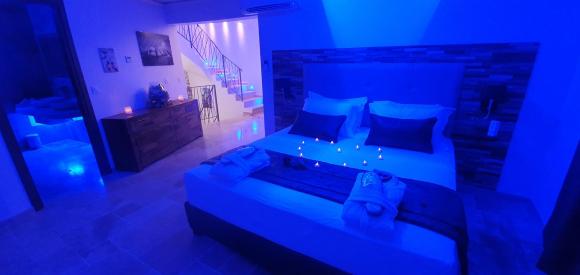 Suite romantique 80m² avec jacuzzi sauna et rooftop, Hyères