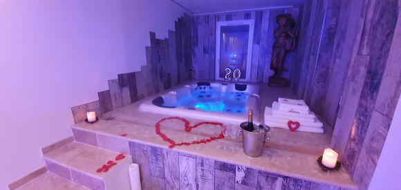 Suite romantique 80m² avec jacuzzi sauna et rooftop, Hyères