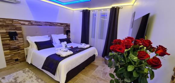 Suite romantique 80m² avec jacuzzi sauna et rooftop, Hyères