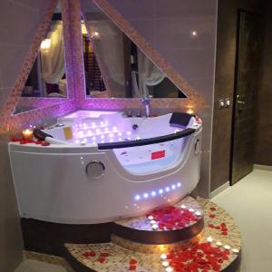 Suite luxueux et romantique, jacuzzi et sauna privatif, Lyon