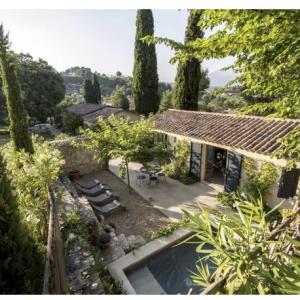 Villa provençale avec patio et bain nordique extérieur, entre Nice et Canne