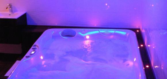 Love Room haut de gamme avec Spa-jacuzzi privatif,  pour amoureux en Bretagne
