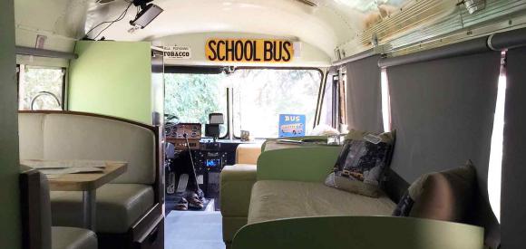 Dormir dans un bus américain avec jacuzzi, Le Luc en Provence