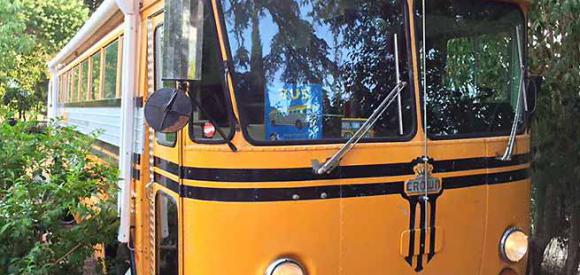 Dormir dans un bus américain avec jacuzzi, Le Luc en Provence