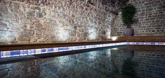 Dormir dans un bus américain avec jacuzzi, Le Luc en Provence