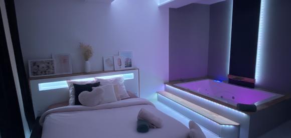 Suite W avec écran géant vue du Jacuzzi et douche hammam, entre Nice et Marseille