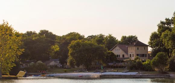 Cabane avec spa privatif au bord du lac, Gers