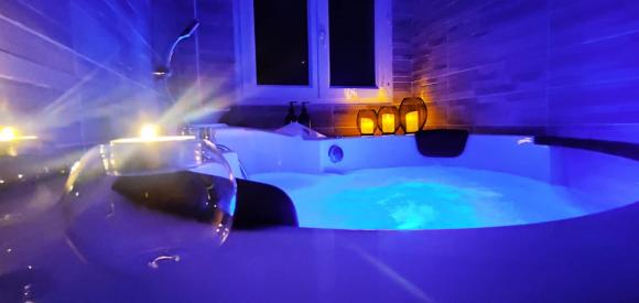 Love room romantique avec jacuzzi privé, Proche La Ciotat