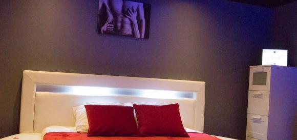 Gîte pour amoureux, balnéo, sauna et lit rond, Ger, Manche