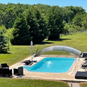 SUITE ROMANTIQUE avec SAUNA, SPA privatifs, et PISCINE chauffée, Proche Tours