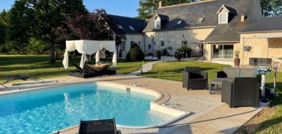 SUITE ROMANTIQUE avec SAUNA, SPA privatifs, et PISCINE chauffée, Proche Tours