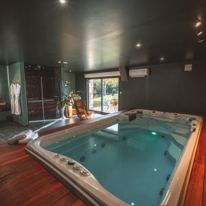 Suite love avec spa et douche sensorielle proche de Rennes