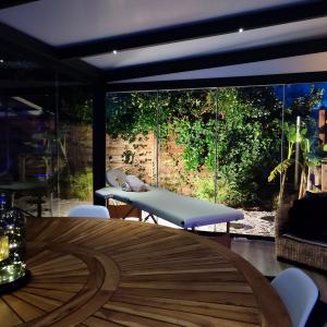 Love Room à Biscarrosse, avec jacuzzi, lit rond, écran géant et salle de massage