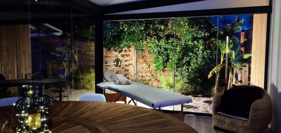 Love Room à Biscarrosse, avec jacuzzi, lit rond, écran géant et salle de massage