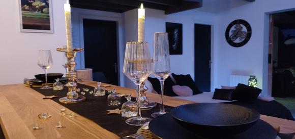 Love Room à Biscarrosse, avec jacuzzi, lit rond, écran géant et salle de massage