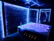 Love Room à Biscarrosse, avec jacuzzi, lit rond, écran géant et salle de massage - 5