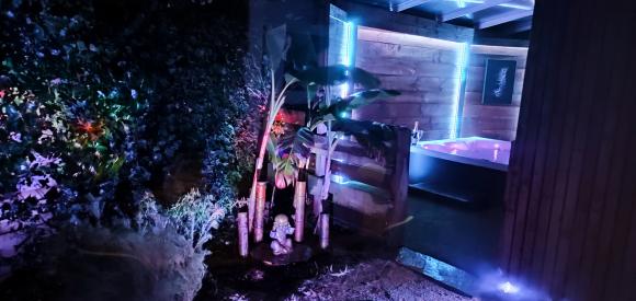Love Room à Biscarrosse, avec jacuzzi, lit rond, écran géant et salle de massage