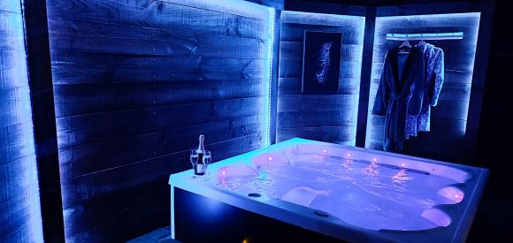 Love Room à Biscarrosse, avec jacuzzi, lit rond, écran géant et salle de massage