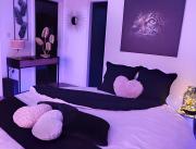 Love Room à Biscarrosse, avec jacuzzi, lit rond, écran géant et salle de massage - 2