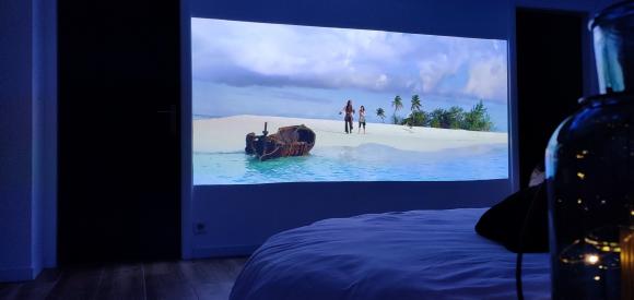 Love Room à Biscarrosse, avec jacuzzi, lit rond, écran géant et salle de massage