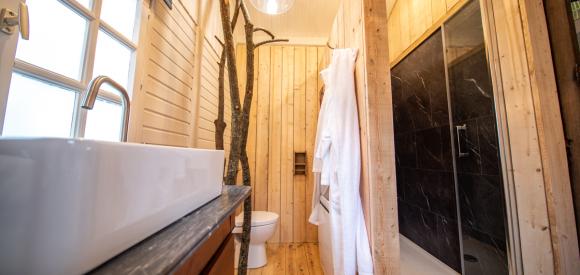 Chalet avec jacuzzi privatif et poêle à bois, proche Caen