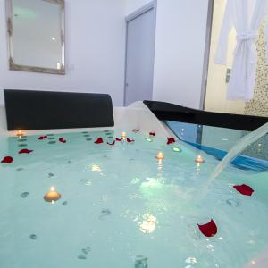 Loft romantique - blanc pour deux personnes avec jacuzzi, Bordeaux