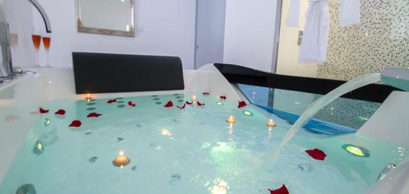 Loft romantique - blanc pour deux personnes avec jacuzzi, Bordeaux