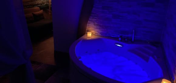 Suite avec baignoire jacuzzi privatif , piscine chauffée, Charente-Maritime