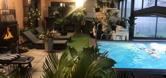 Suite avec baignoire jacuzzi privatif , piscine chauffée, Charente-Maritime