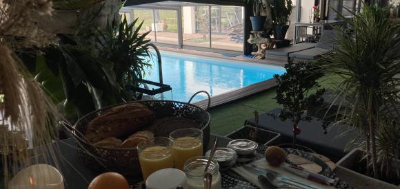 Suite avec piscine couverte chauffée, jacuzzi, détente et romantisme,