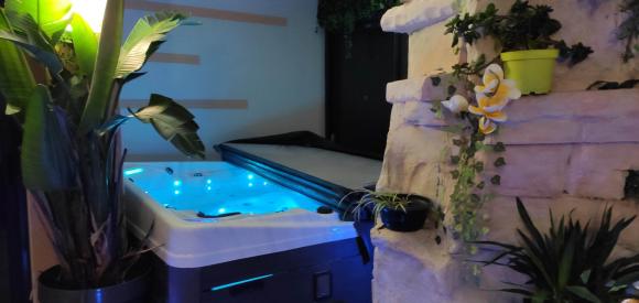 Suite avec piscine couverte chauffée, jacuzzi, détente et romantisme,