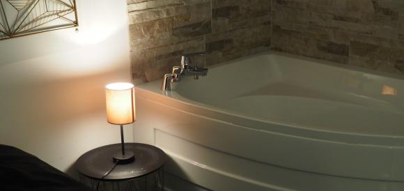 Suite avec piscine couverte chauffée, jacuzzi, détente et romantisme,