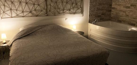 Suite avec piscine couverte chauffée, jacuzzi, détente et romantisme,