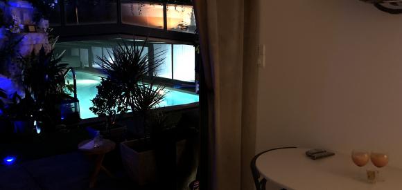 Suite avec piscine couverte chauffée, jacuzzi, détente et romantisme,