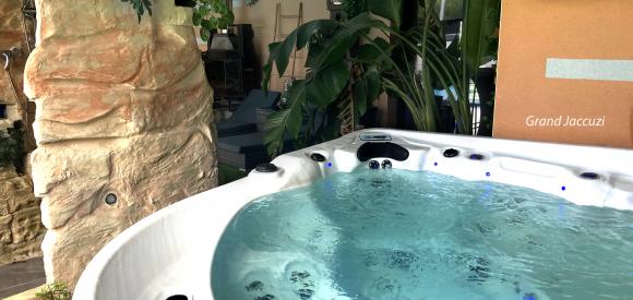 Suite avec piscine couverte chauffée, jacuzzi, détente et romantisme,