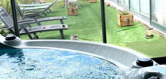 Suite avec piscine couverte chauffée, jacuzzi, détente et romantisme,