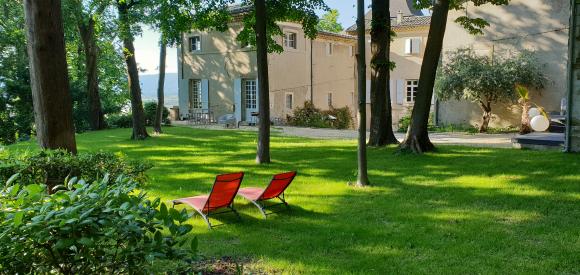 Suite ambiance jungle avec jacuzzi privatif dans un chateau, Drôme