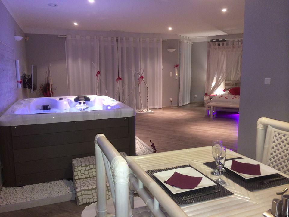 Location romantique avec jacuzzi et piscine proche de nîmes ... Deco jacuzzi interieur