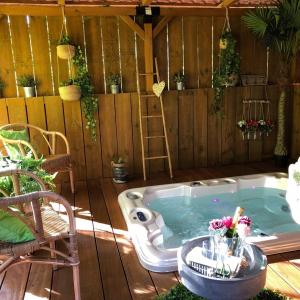 Love Chalet pour deux, avec jacuzzi privatif proche du lac de Biscarrosse