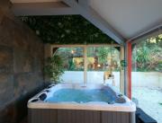Loveroom de charme bien-être avec jacuzzi privé, Haut Var - 1