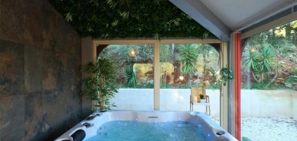 Loveroom de charme bien-être avec jacuzzi privé, Haut Var