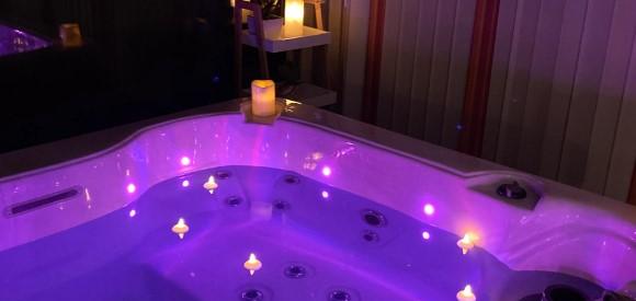 Loveroom de charme bien-être avec jacuzzi privé, Haut Var