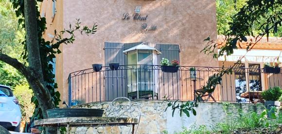 Loveroom de charme bien-être avec jacuzzi privé, Haut Var