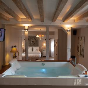 Suite de charme avec Jacuzzi et sauna traditionnel privatifs à 1h de Paris