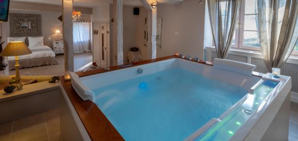 Suite de charme avec Jacuzzi et sauna traditionnel privatifs à 1h de Paris